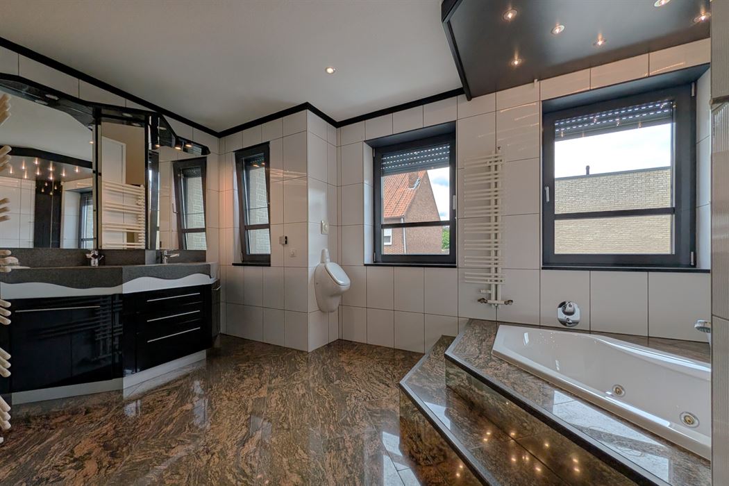 Grotestraat 332/2 – genieten van comfort, sauna, ruime inpandige garage, prachtig aangelegde tuin en een uniek uitzicht over de Maas!