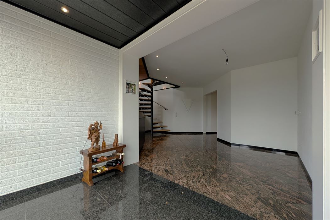 Grotestraat 332/2 – genieten van comfort, sauna, ruime inpandige garage, prachtig aangelegde tuin en een uniek uitzicht over de Maas!