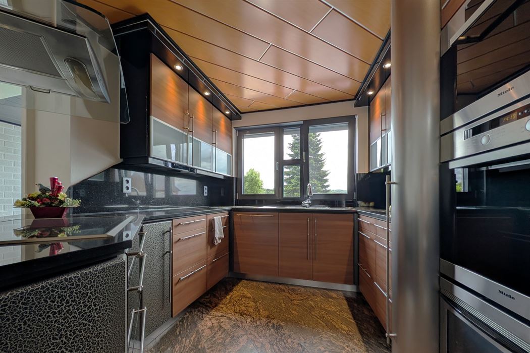 Grotestraat 332/2 – genieten van comfort, sauna, ruime inpandige garage, prachtig aangelegde tuin en een uniek uitzicht over de Maas!