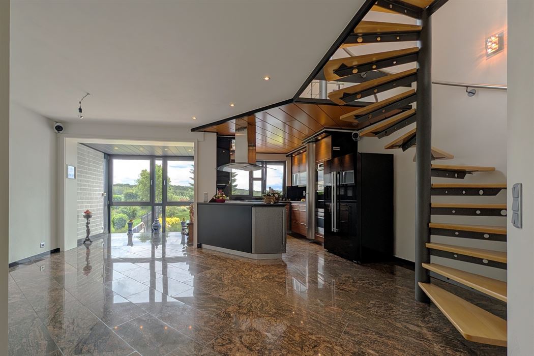 Grotestraat 332/2 – genieten van comfort, sauna, ruime inpandige garage, prachtig aangelegde tuin en een uniek uitzicht over de Maas!