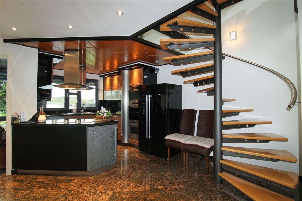 Grotestraat 332/2 – genieten van comfort, sauna, ruime inpandige garage, prachtig aangelegde tuin en een uniek uitzicht over de Maas!