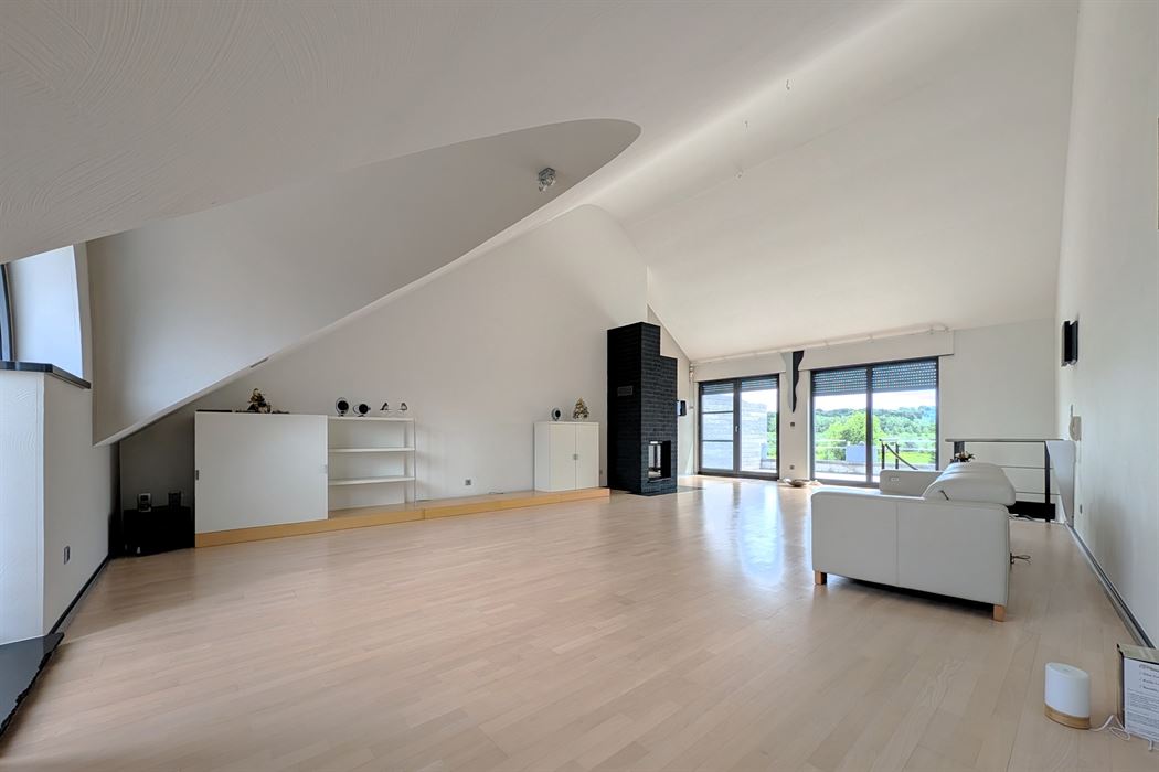 Grotestraat 332/2 – genieten van comfort, sauna, ruime inpandige garage, prachtig aangelegde tuin en een uniek uitzicht over de Maas!