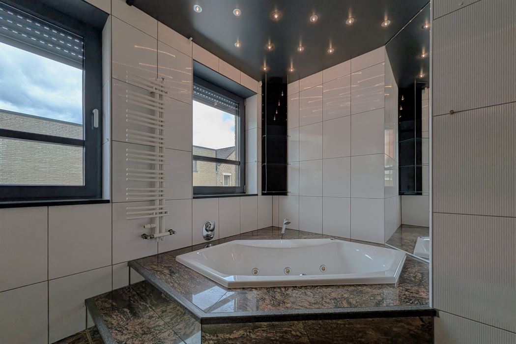 Grotestraat 332/2 – genieten van comfort, sauna, ruime inpandige garage, prachtig aangelegde tuin en een uniek uitzicht over de Maas!