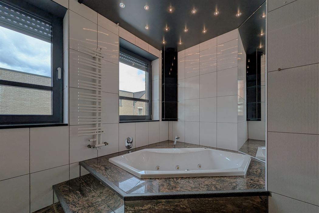 Grotestraat 332/2 – genieten van comfort, sauna, ruime inpandige garage, prachtig aangelegde tuin en een uniek uitzicht over de Maas!