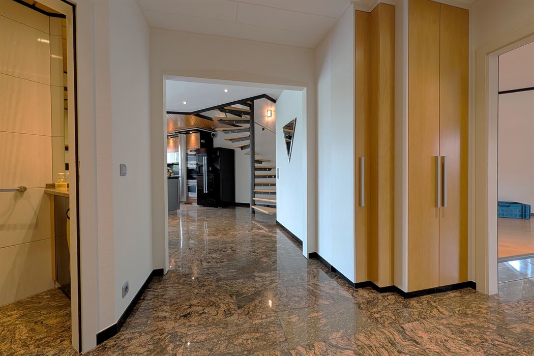 Grotestraat 332/2 – genieten van comfort, sauna, ruime inpandige garage, prachtig aangelegde tuin en een uniek uitzicht over de Maas!