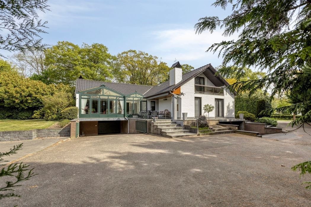Vrijstaande villa van 306 m² op 17a95ca, gelegen vlak bij Connecterra, de toegangspoort tot het Nationaal Park Hoge Kempen, en op wandelafstand van Maasmechelen Village!