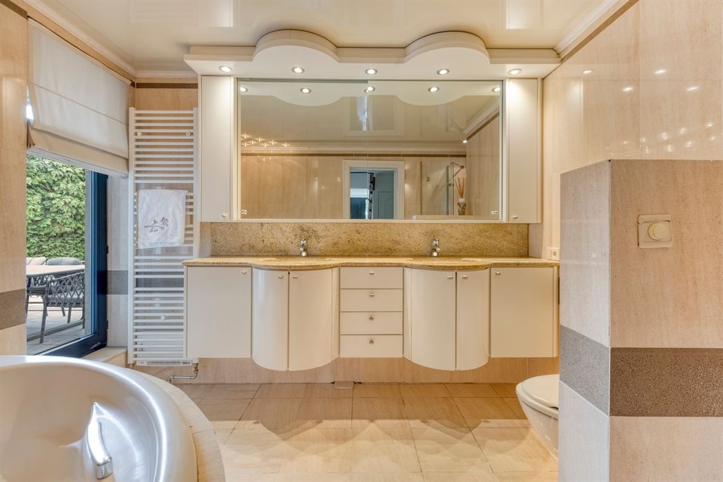 Vrijstaande villa van 306 m² op 17a95ca, gelegen vlak bij Connecterra, de toegangspoort tot het Nationaal Park Hoge Kempen, en op wandelafstand van Maasmechelen Village!