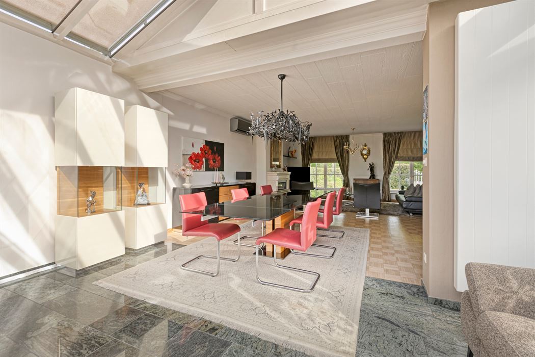 Vrijstaande villa van 306 m² op 17a95ca, gelegen vlak bij Connecterra, de toegangspoort tot het Nationaal Park Hoge Kempen, en op wandelafstand van Maasmechelen Village!