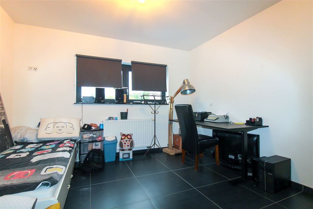 Instapklare gezinswoning met 3 slaapkamers, carport en onderhoudsvriendelijke tuin in het hart van Uikhoven!