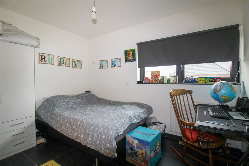 Instapklare gezinswoning met 3 slaapkamers, carport en onderhoudsvriendelijke tuin in het hart van Uikhoven!