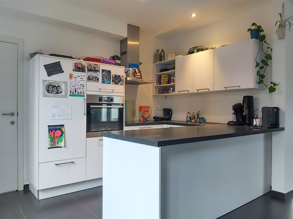 Instapklare gezinswoning met 3 slaapkamers, carport en onderhoudsvriendelijke tuin in het hart van Uikhoven!