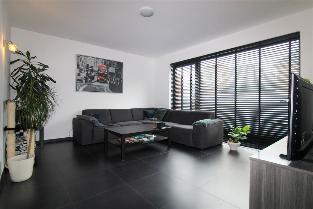 Instapklare gezinswoning met 3 slaapkamers, carport en onderhoudsvriendelijke tuin in het hart van Uikhoven!