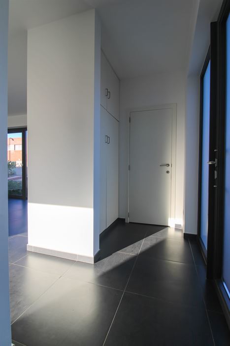 Instapklare gezinswoning met 3 slaapkamers, carport en onderhoudsvriendelijke tuin in het hart van Uikhoven!