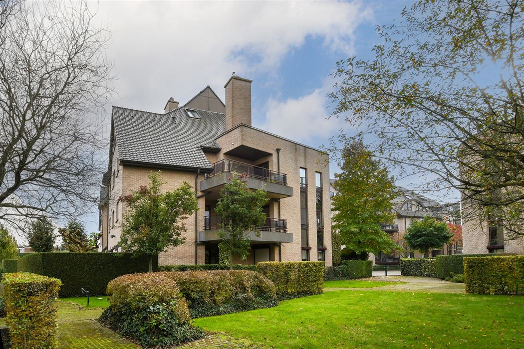 Luxueus en instapklaar appartement met 3 terrassen en ondergrondse garagebox in residentie “Leemhoek III” te Maaseik.