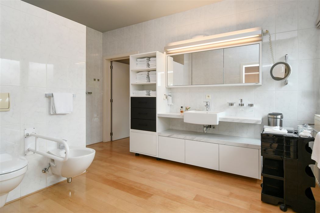 Luxueus en instapklaar appartement met 3 terrassen en ondergrondse garagebox in residentie “Leemhoek III” te Maaseik.