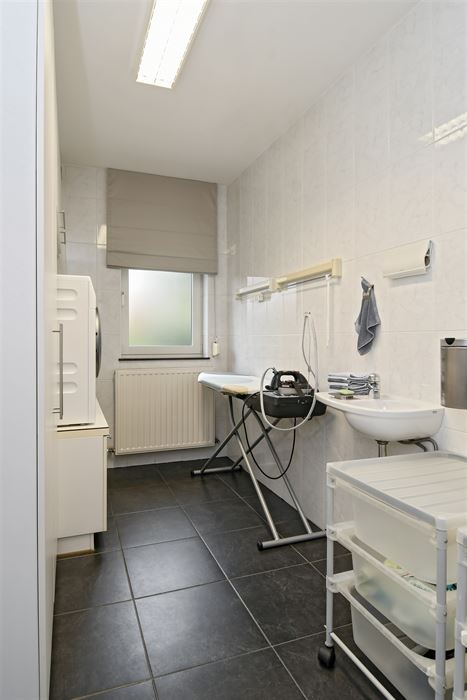 Luxueus en instapklaar appartement met 3 terrassen en ondergrondse garagebox in residentie “Leemhoek III” te Maaseik.