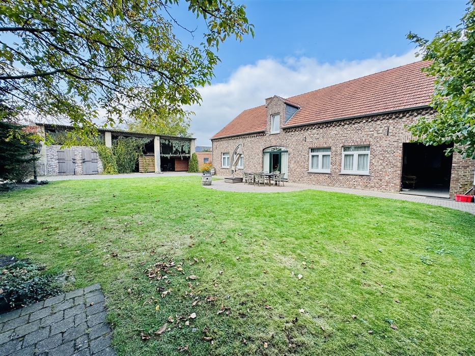 Hoeve met paardenaccomodatie.