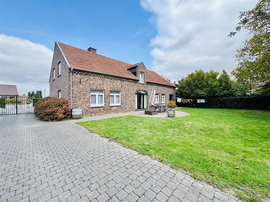 Hoeve met paardenaccomodatie.