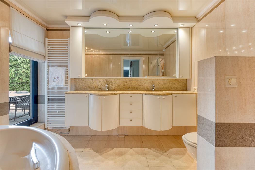 Vrijstaande villa van 306 m² op 17a95ca, gelegen vlak bij Connecterra, de toegangspoort tot het Nationaal Park Hoge Kempen, en op wandelafstand van Maasmechelen Village!