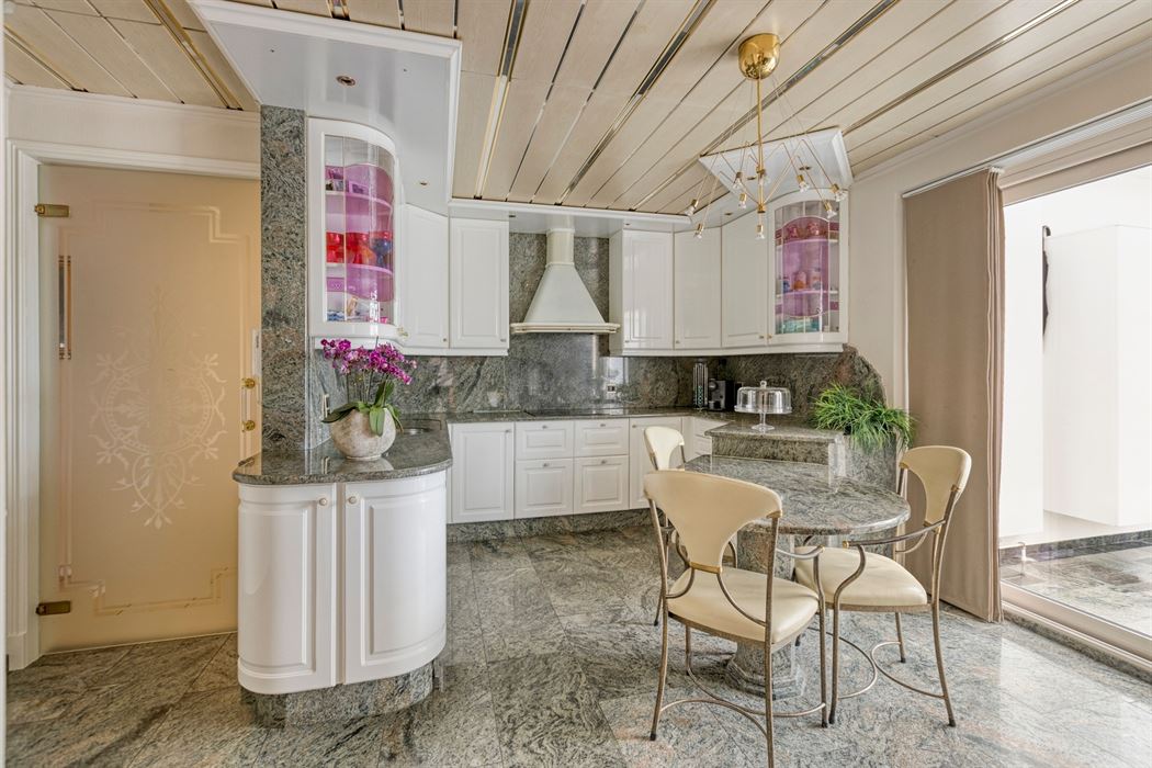 Vrijstaande villa van 306 m² op 17a95ca, gelegen vlak bij Connecterra, de toegangspoort tot het Nationaal Park Hoge Kempen, en op wandelafstand van Maasmechelen Village!