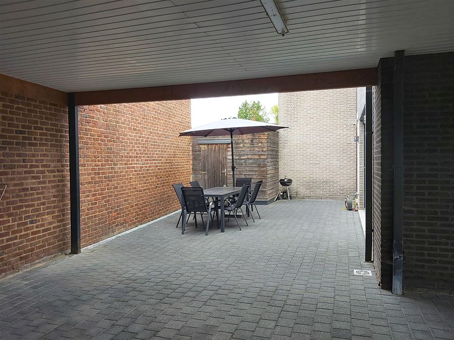 Instapklare gezinswoning met 3 slaapkamers, carport en onderhoudsvriendelijke tuin in het hart van Uikhoven!