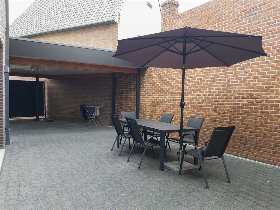 Instapklare gezinswoning met 3 slaapkamers, carport en onderhoudsvriendelijke tuin in het hart van Uikhoven!