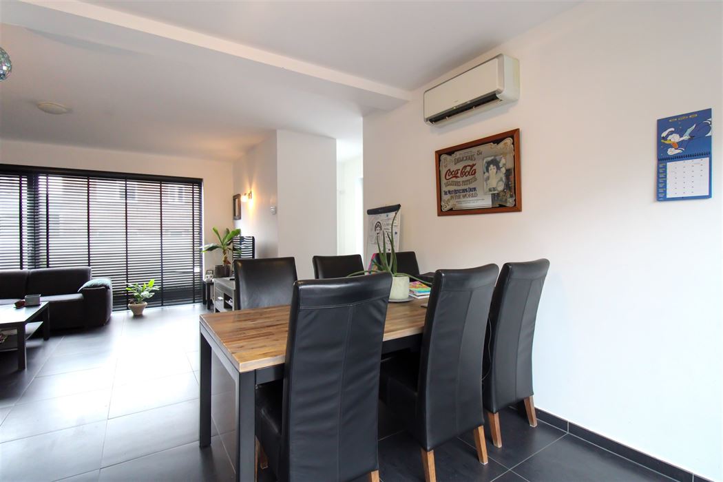 Instapklare gezinswoning met 3 slaapkamers, carport en onderhoudsvriendelijke tuin in het hart van Uikhoven!