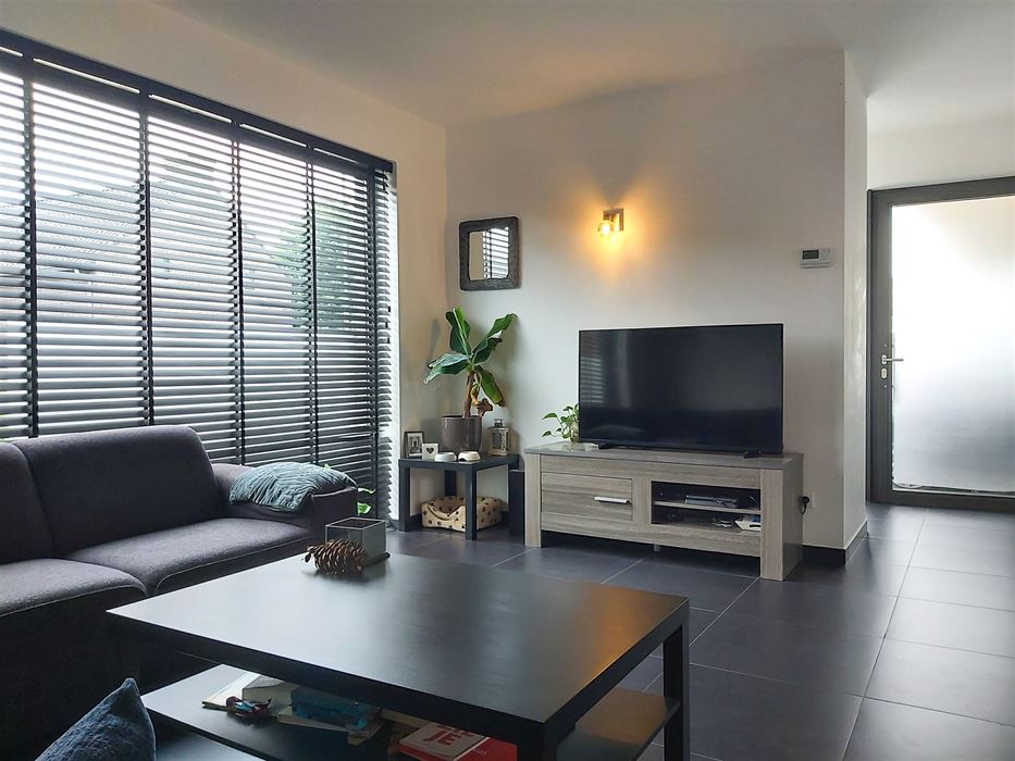 Instapklare gezinswoning met 3 slaapkamers, carport en onderhoudsvriendelijke tuin in het hart van Uikhoven!