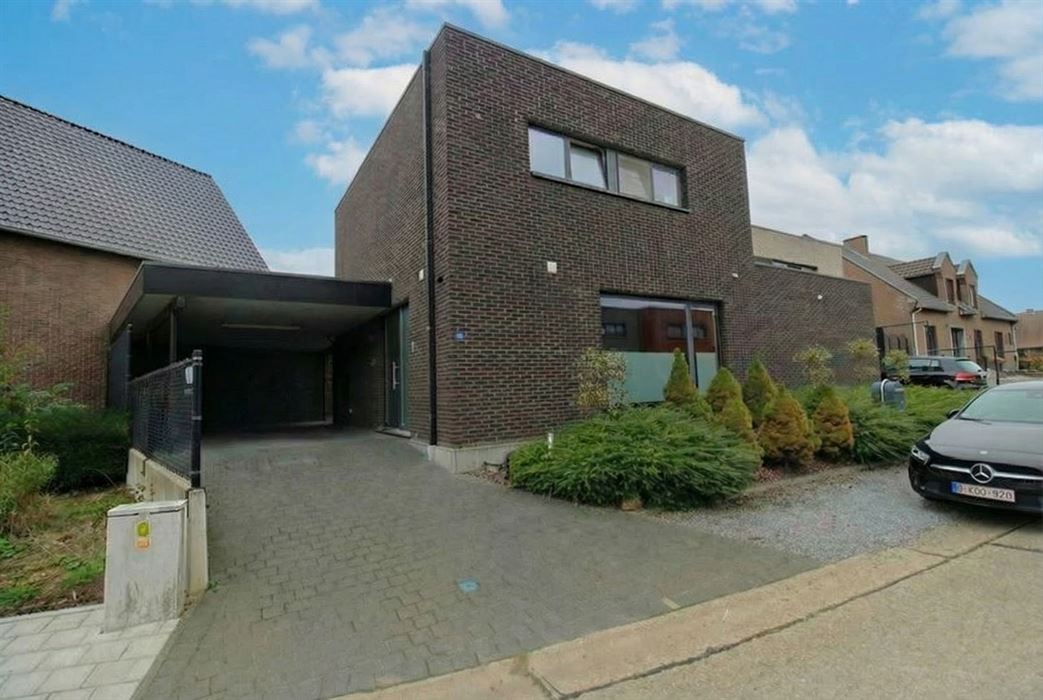 Instapklare gezinswoning met 3 slaapkamers, carport en onderhoudsvriendelijke tuin in het hart van Uikhoven!