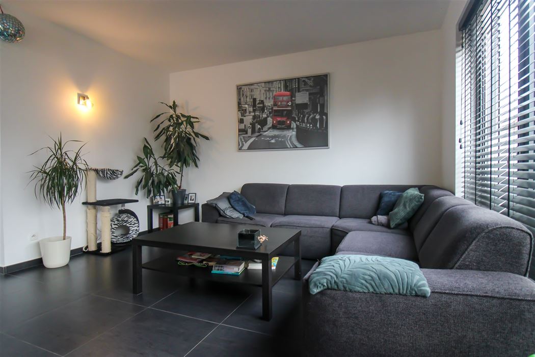 Instapklare gezinswoning met 3 slaapkamers, carport en onderhoudsvriendelijke tuin in het hart van Uikhoven!