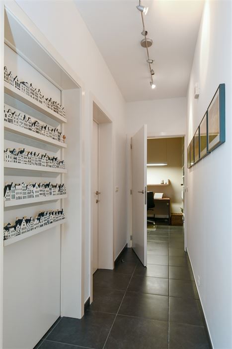 Luxueus en instapklaar appartement met 3 terrassen en ondergrondse garagebox in residentie “Leemhoek III” te Maaseik.