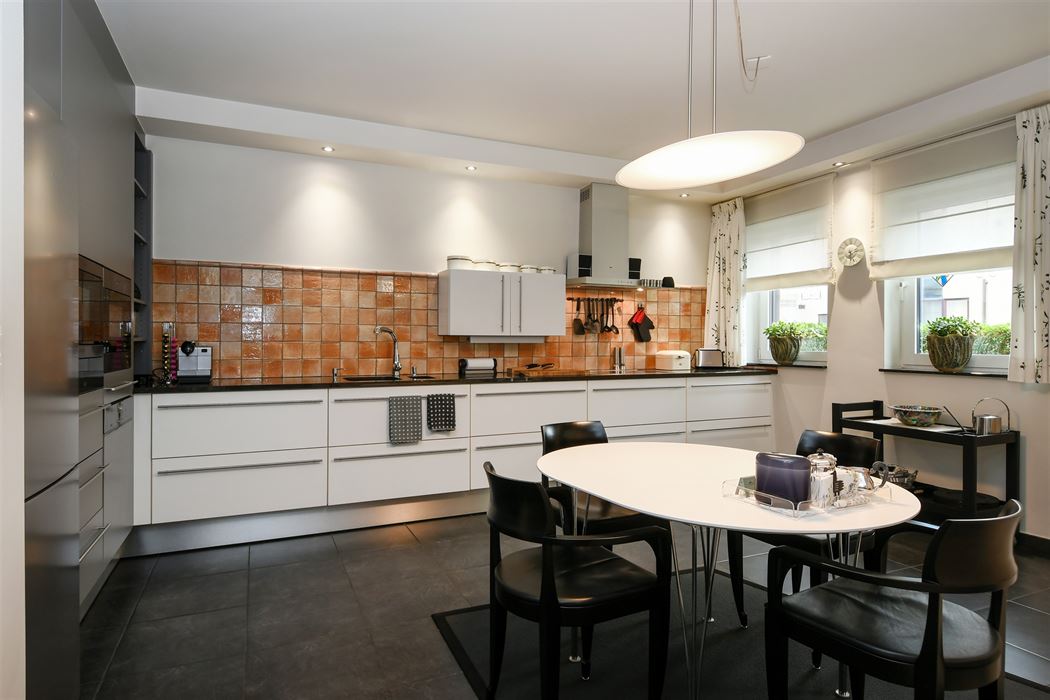 Luxueus en instapklaar appartement met 3 terrassen en ondergrondse garagebox in residentie “Leemhoek III” te Maaseik.