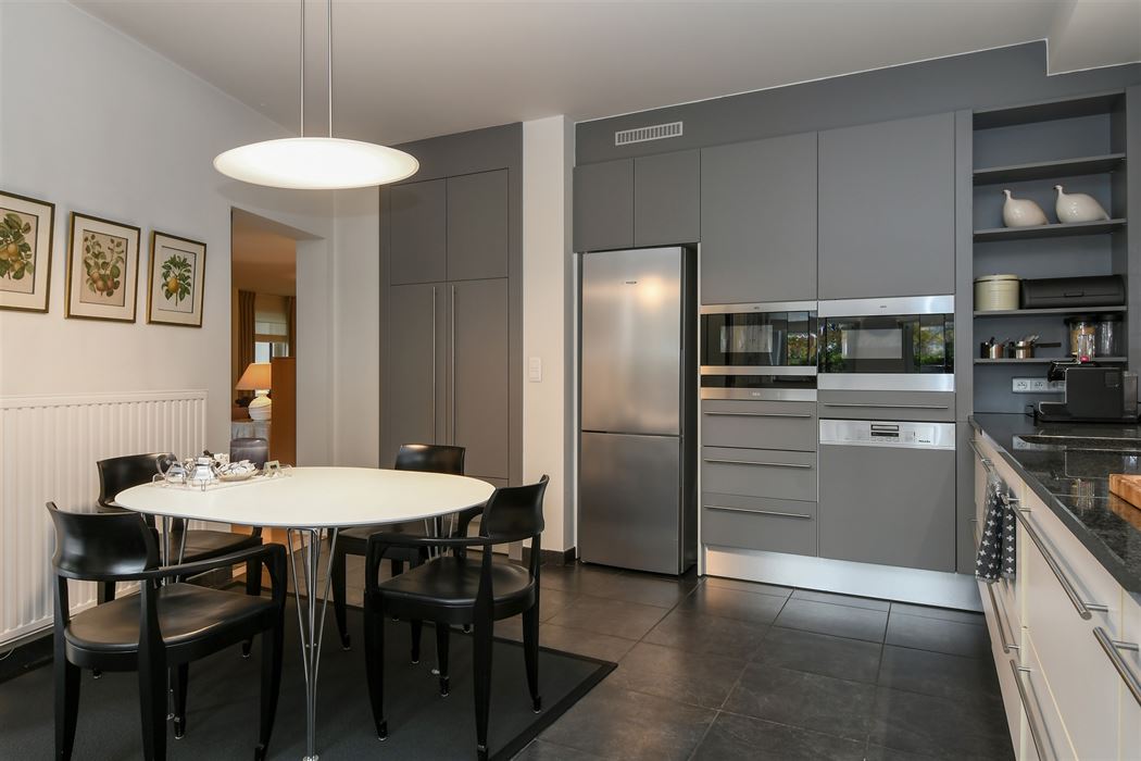 Luxueus en instapklaar appartement met 3 terrassen en ondergrondse garagebox in residentie “Leemhoek III” te Maaseik.