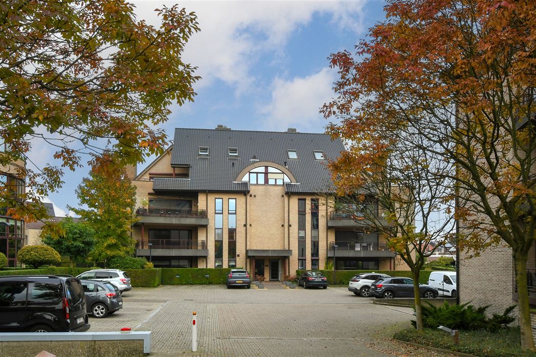 Luxueus en instapklaar appartement met 3 terrassen en ondergrondse garagebox in residentie “Leemhoek III” te Maaseik.