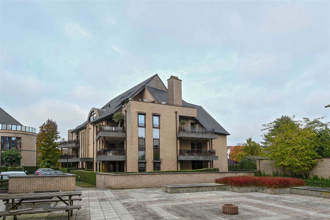 Luxueus en instapklaar appartement met 3 terrassen en ondergrondse garagebox in residentie “Leemhoek III” te Maaseik.