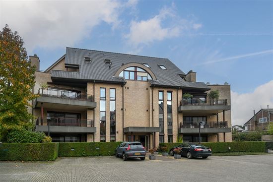 Luxueus en instapklaar appartement met 3 terrassen en ondergrondse garagebox in residentie “Leemhoek III” te Maaseik.