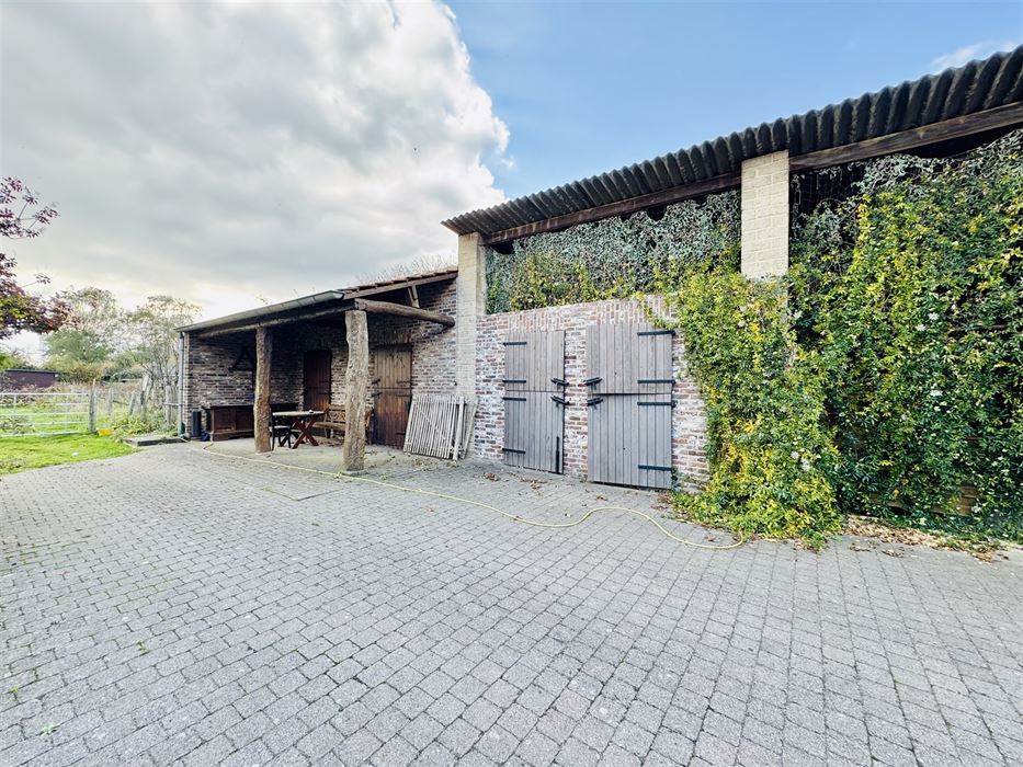 Hoeve met paardenaccomodatie.