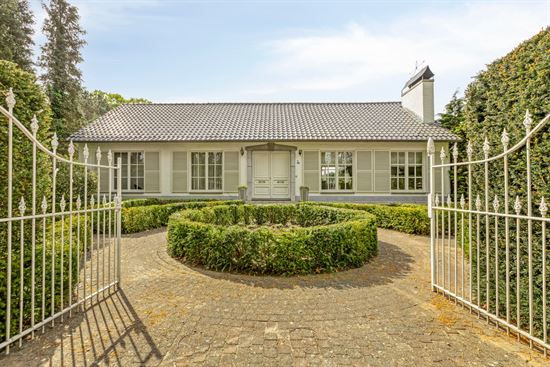 Vrijstaande villa van 306 m² op 17a95ca, gelegen vlak bij Connecterra, de toegangspoort tot het Nationaal Park Hoge Kempen, en op wandelafstand van Maasmechelen Village!