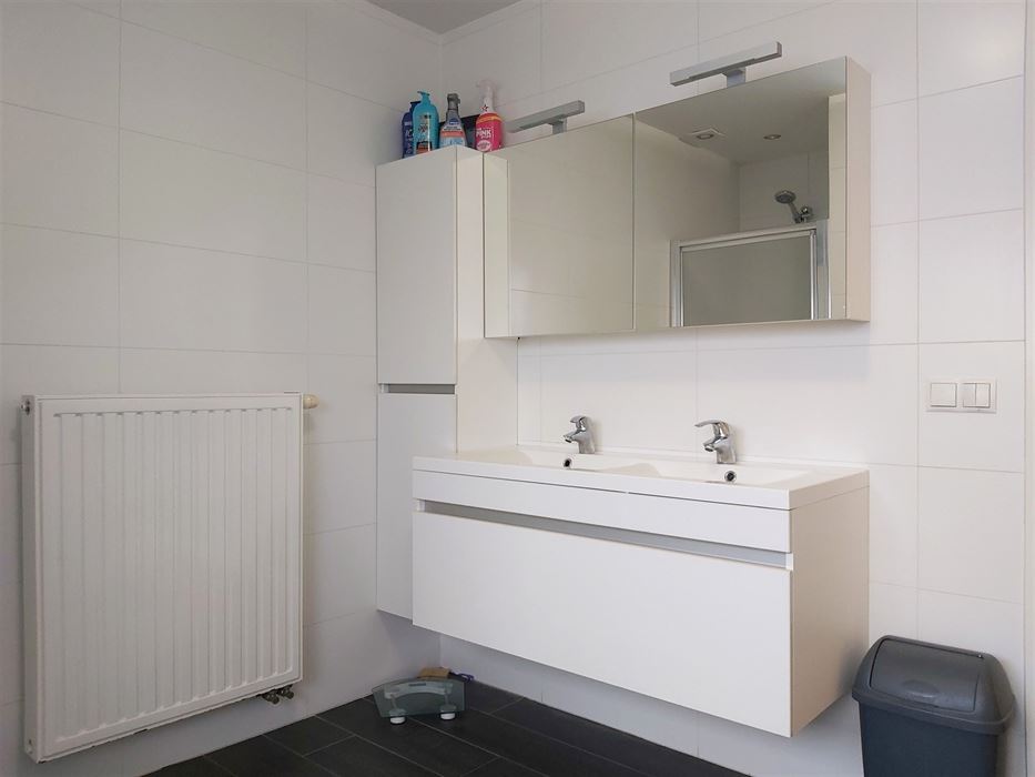 Instapklare gezinswoning met 3 slaapkamers, carport en onderhoudsvriendelijke tuin in het hart van Uikhoven!