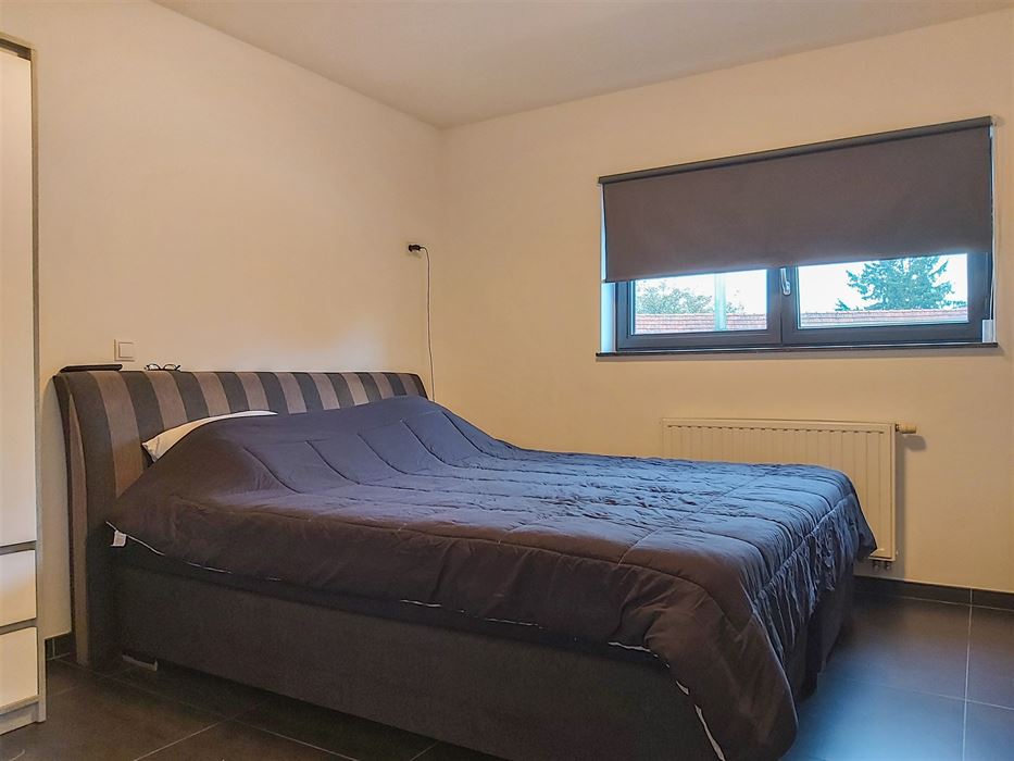 Instapklare gezinswoning met 3 slaapkamers, carport en onderhoudsvriendelijke tuin in het hart van Uikhoven!