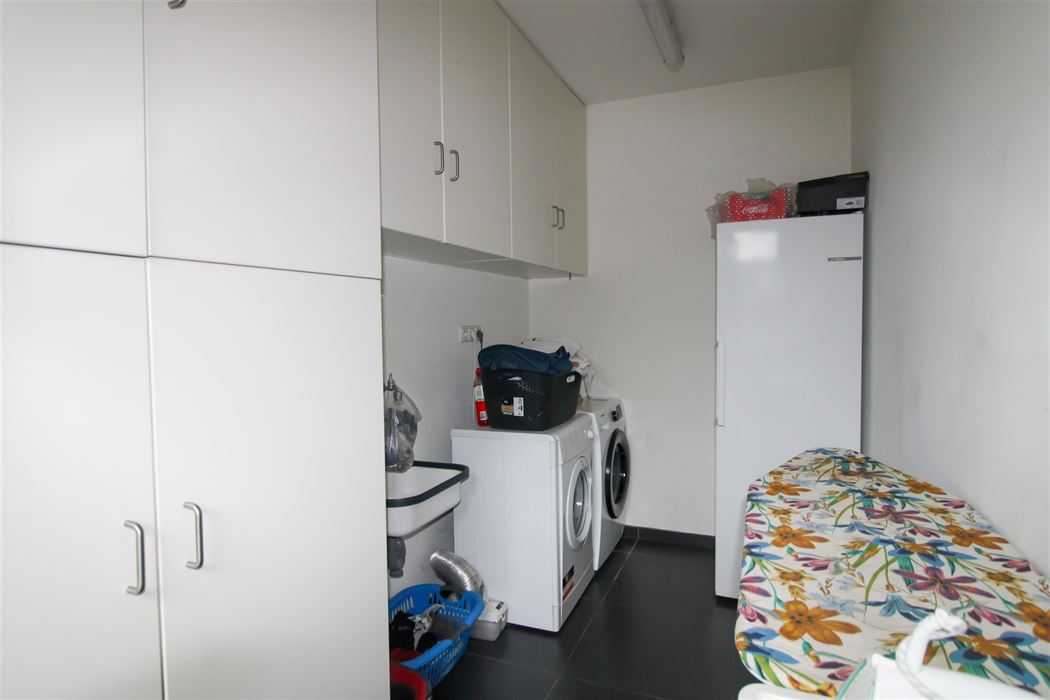 Instapklare gezinswoning met 3 slaapkamers, carport en onderhoudsvriendelijke tuin in het hart van Uikhoven!