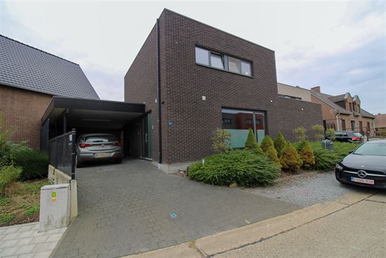 Instapklare gezinswoning met 3 slaapkamers, carport en onderhoudsvriendelijke tuin in het hart van Uikhoven!