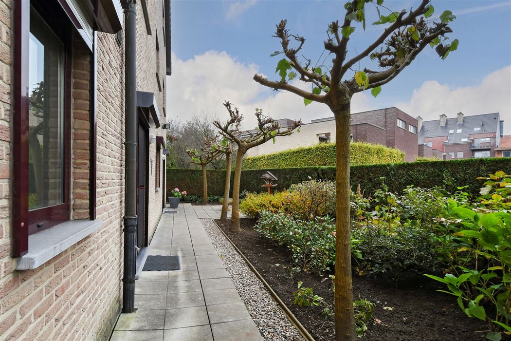 Luxueus en instapklaar appartement met 3 terrassen en ondergrondse garagebox in residentie “Leemhoek III” te Maaseik.