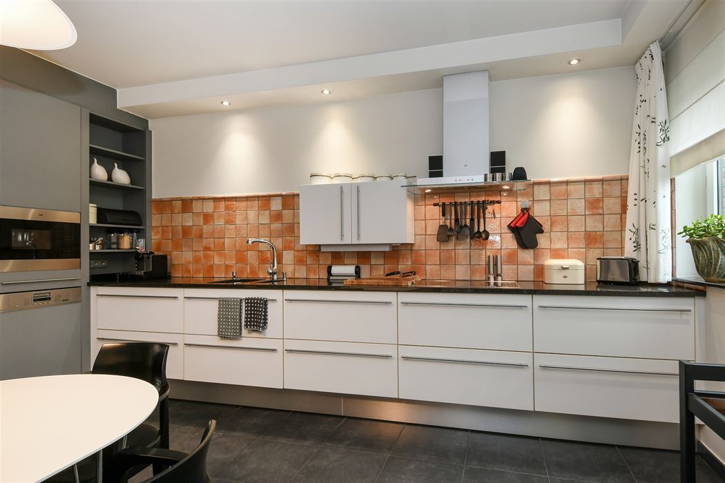 Luxueus en instapklaar appartement met 3 terrassen en ondergrondse garagebox in residentie “Leemhoek III” te Maaseik.