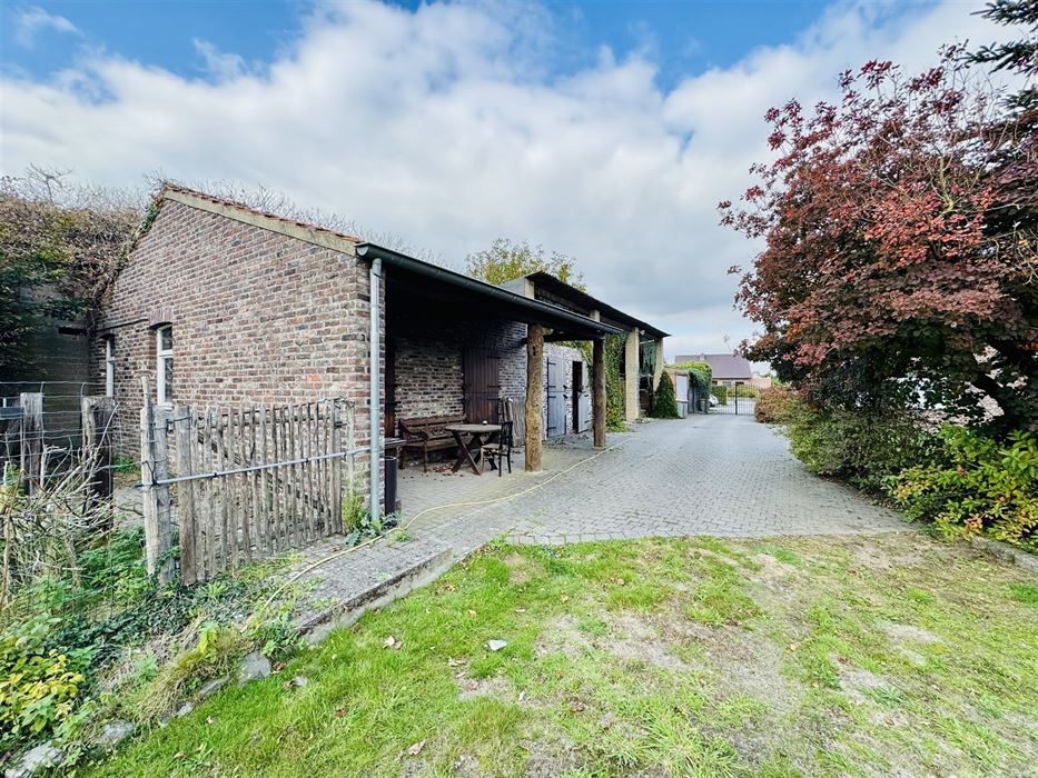 Hoeve met paardenaccomodatie.