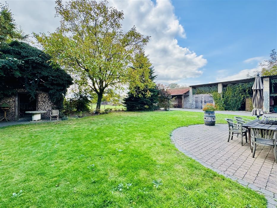 Hoeve met paardenaccomodatie.