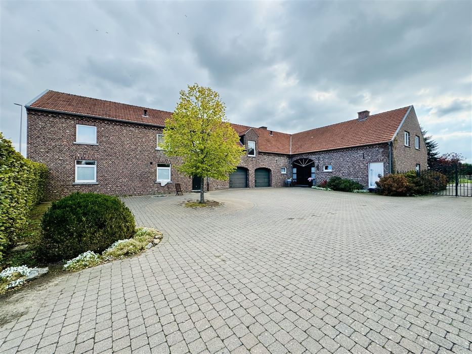 Hoeve met paardenaccomodatie.