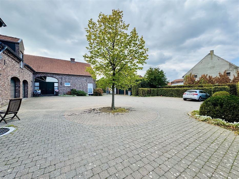Hoeve met paardenaccomodatie.