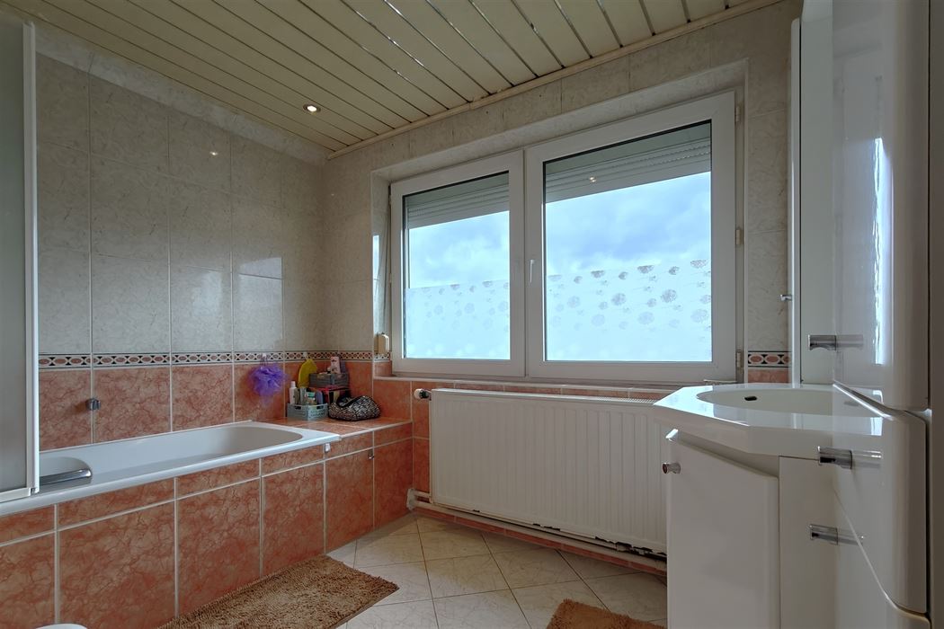 Statige woning op 9a15ca met 4 slpk. in verzorgde woonwijk te Kesselt