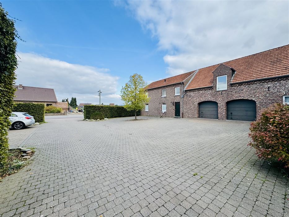 Hoeve met paardenaccomodatie.